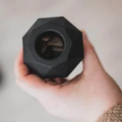 Tales & Tails Food-Fillable Toy Schlecker Ei | Sniffy - Parima sõbra heaks